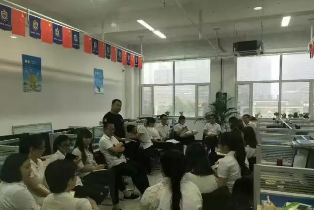 家人們開展學(xué)習(xí)探討活動(dòng)。 